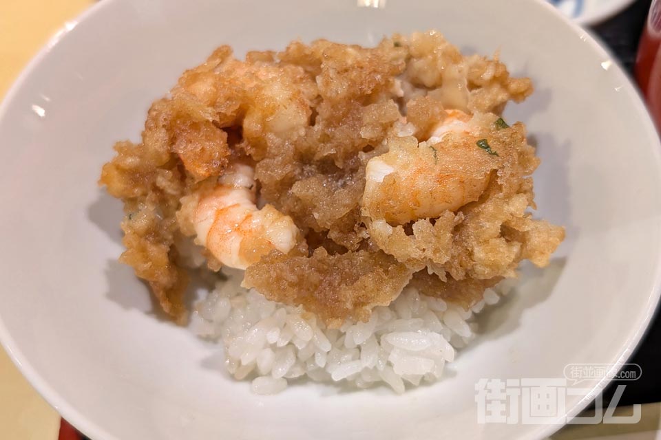天つゆにくぐらせたかき揚げをご飯にのせた小さな天丼