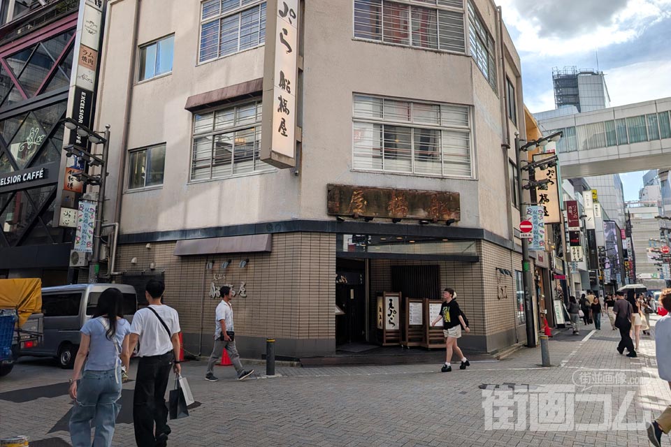 双葉通りの角に建つ天ぷら船橋屋 新宿本店の建物