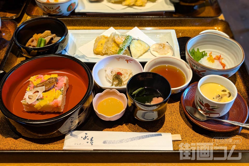 漆塗りのお盆に並んだひらせいのじゃのめ御膳