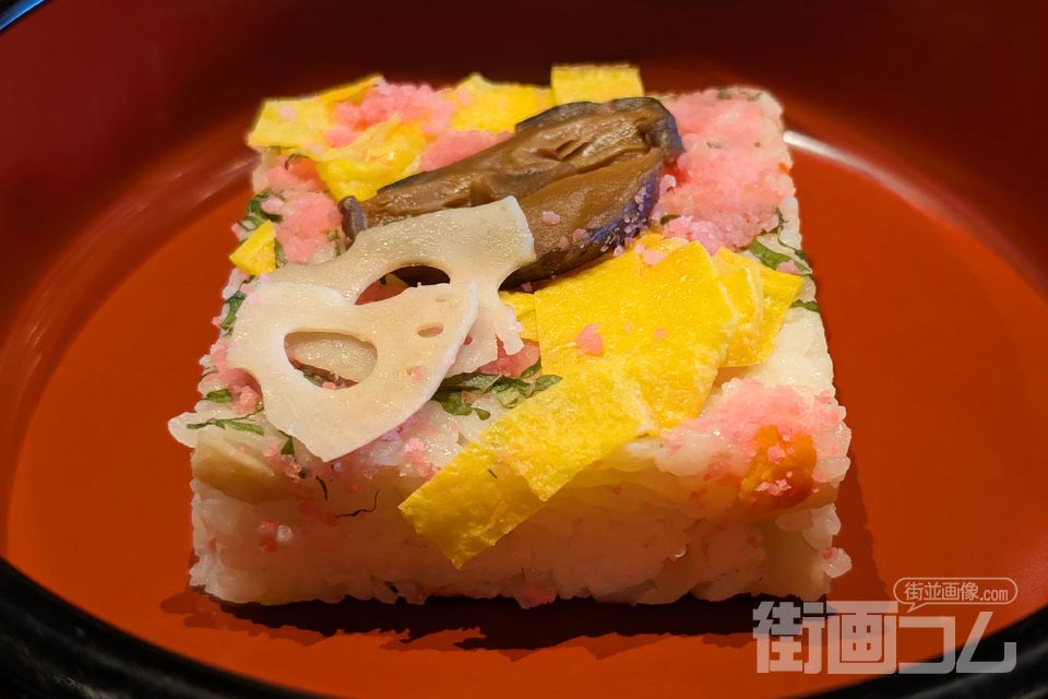 錦糸卵や桜でんぶ、れんこんが載った岩国寿司のアップ