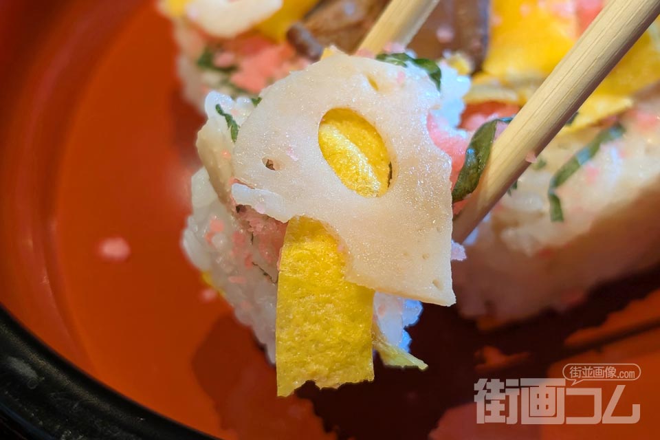 箸で持ち上げた一口大の岩国寿司