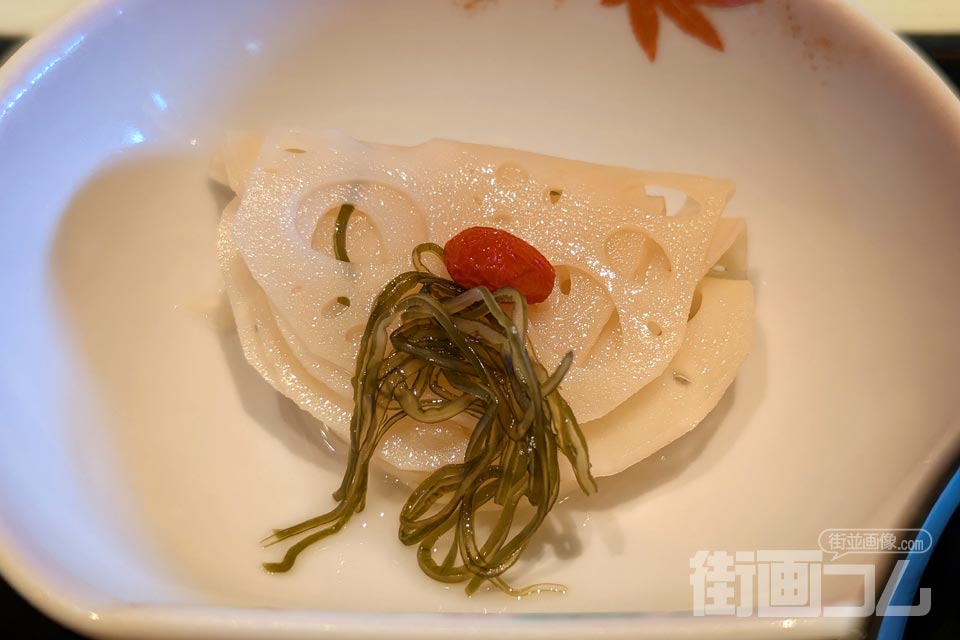 薄切りのれんこんを重ねて盛ったれんこん三杯酢