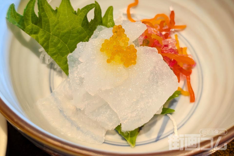 大葉の上に盛られた半透明の刺身こんにゃく