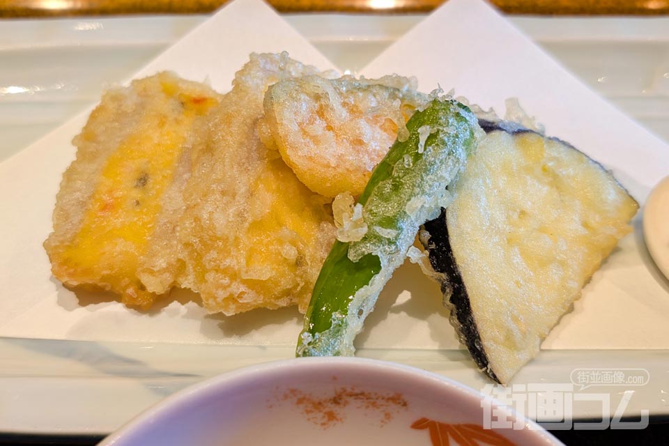 ナスやシシトウの天ぷらと一緒に盛られたれんこんはさみ揚げ