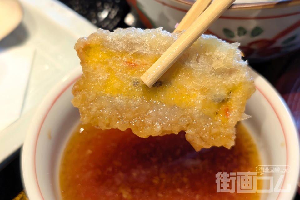 黄色い具が挟まれたれんこんはさみ揚げの断面