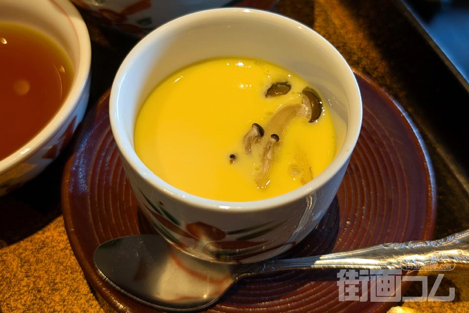 シメジが入ったじゃのめ御膳の茶碗蒸し
