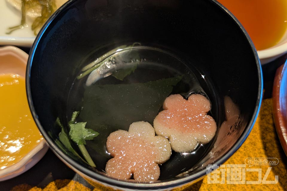 花の形をした麩が浮かぶお吸い物