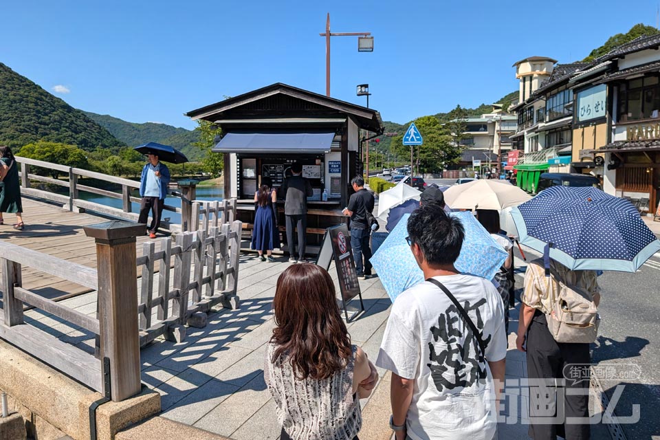 錦帯橋の岩国側の料金所に並ぶ行列