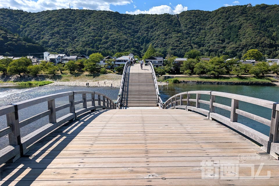 錦帯橋のアーチに階段状に並ぶ踏み板
