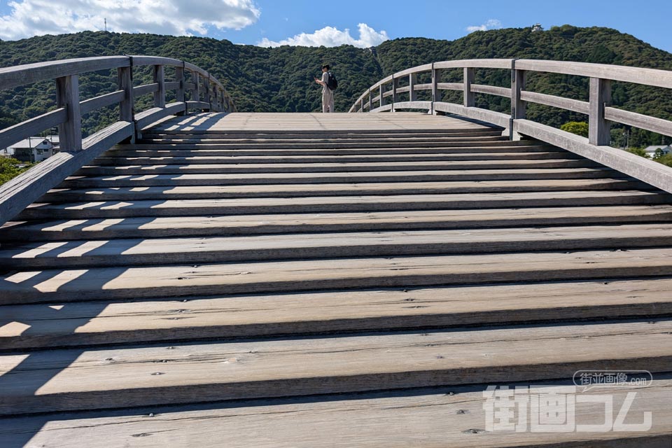錦帯橋の真ん中のアーチを見上げる