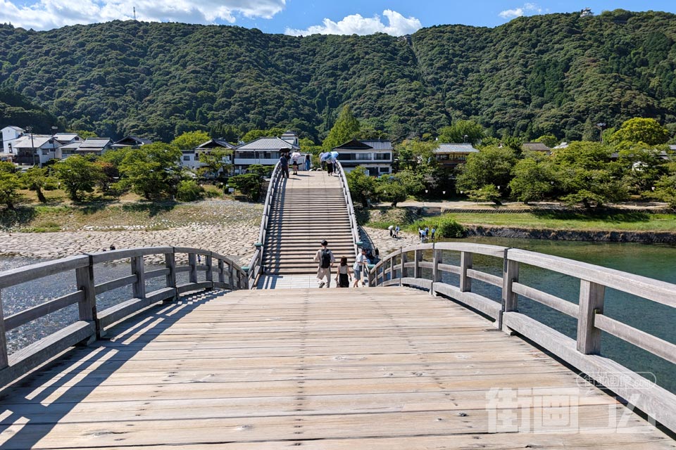 錦帯橋の真ん中のアーチの頂上からの眺め