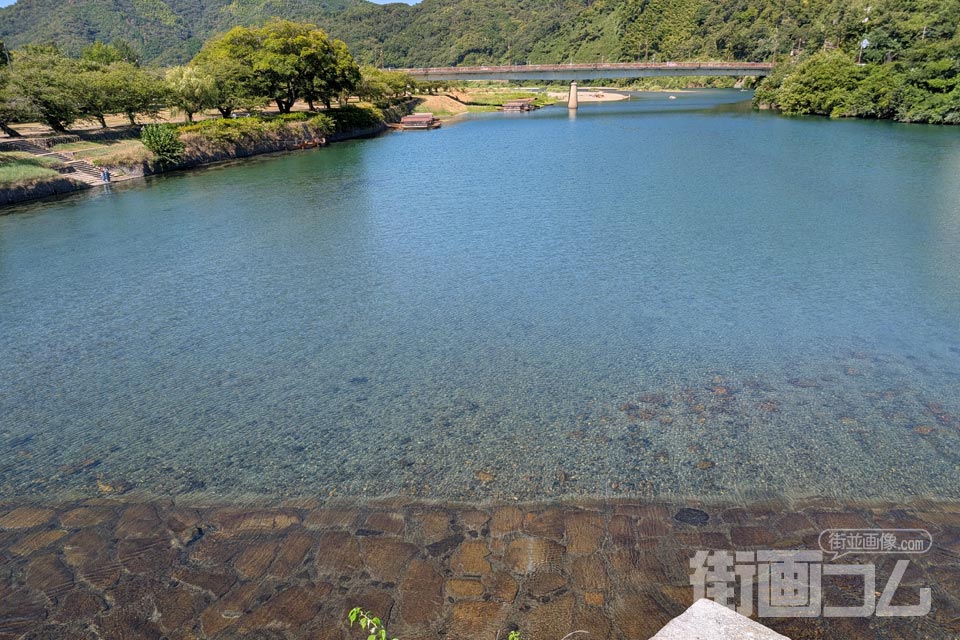 錦帯橋から見下ろす透明な錦川と川底の石