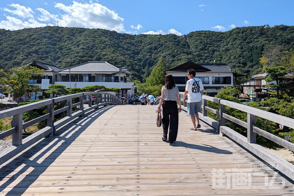 錦帯橋の最後の橋を横山側へ渡る観光客
