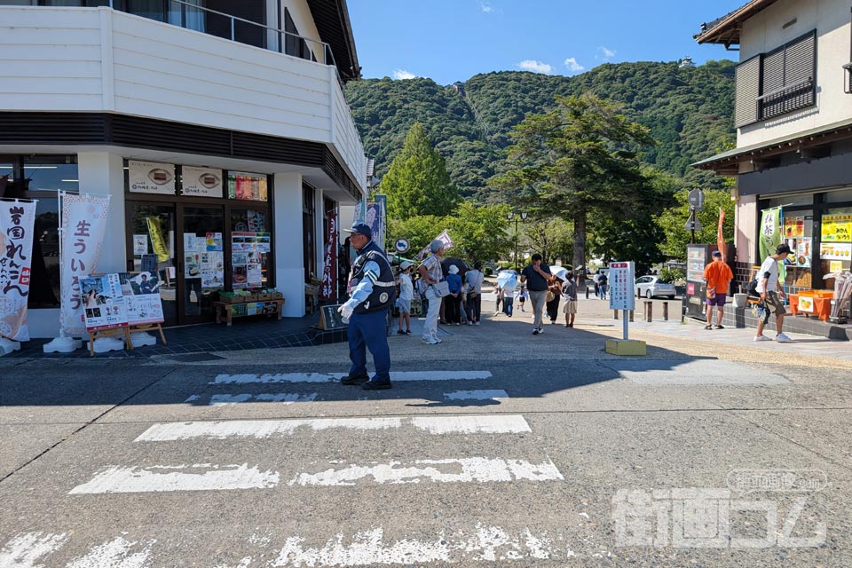 錦帯橋の横山側に並ぶ土産物店