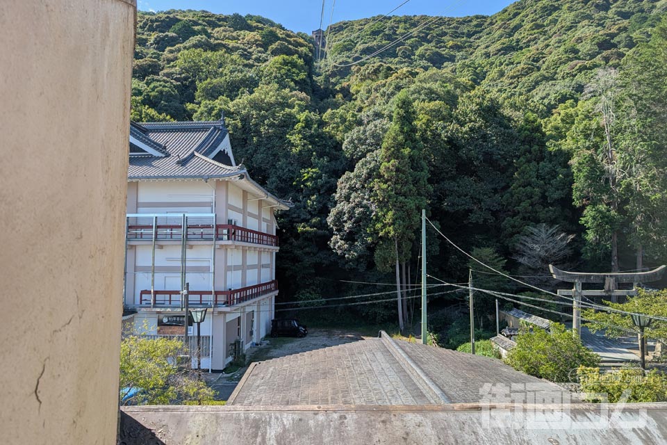 ゴンドラの先頭の窓から見下ろす