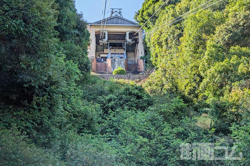 ゴンドラの先頭の窓から見える岩国城ロープウェー山頂駅