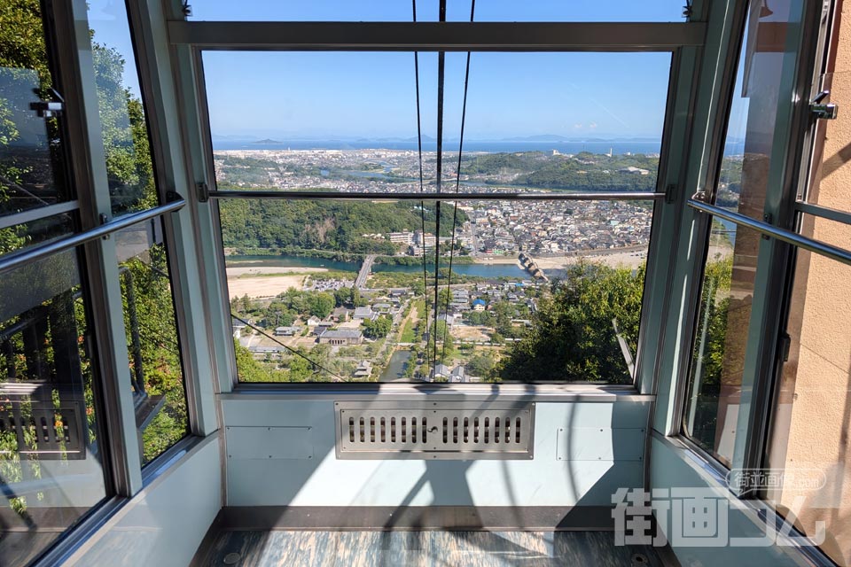 ゴンドラの後方の窓から望む錦帯橋と岩国市街、瀬戸内海