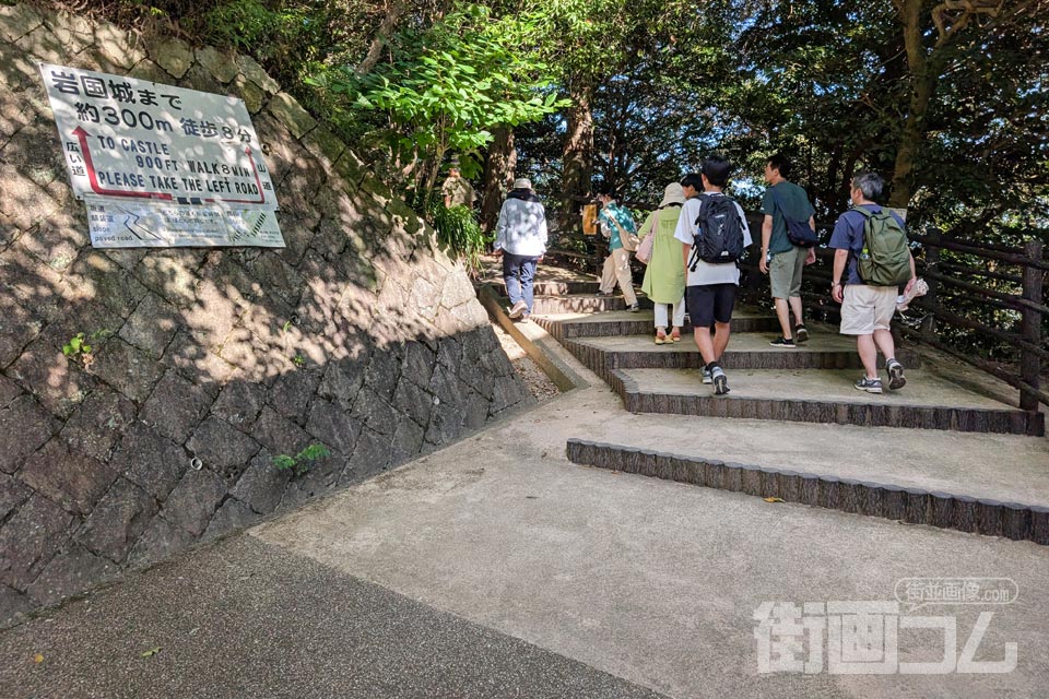 山頂駅から岩国城へ向かう道の入口