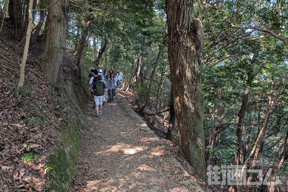 観光客が行き交う岩国城への山道