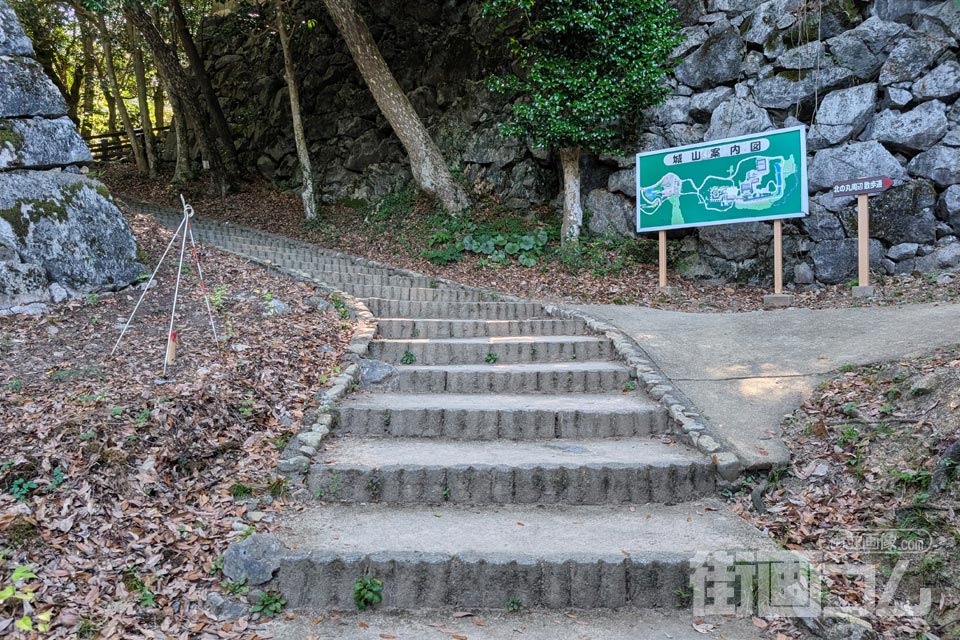 城山案内図と岩国城へ続く石段