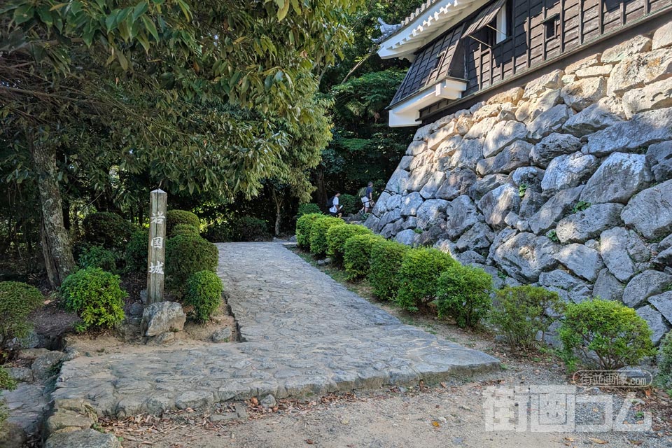 「岩国城」の標柱と本丸へ続く石畳の道