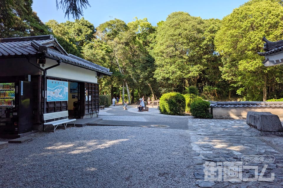 岩国城本丸の休憩所と城郭案内図