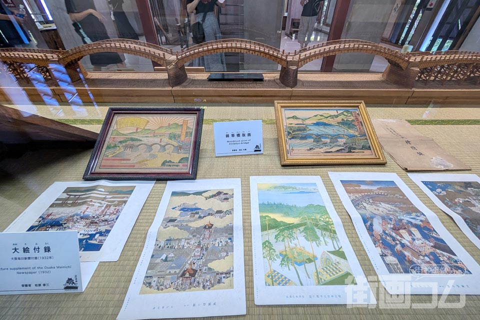 岩国城天守内に展示された錦帯橋の版画と模型