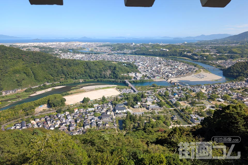 岩国城天守最上階から望む錦帯橋と岩国市街