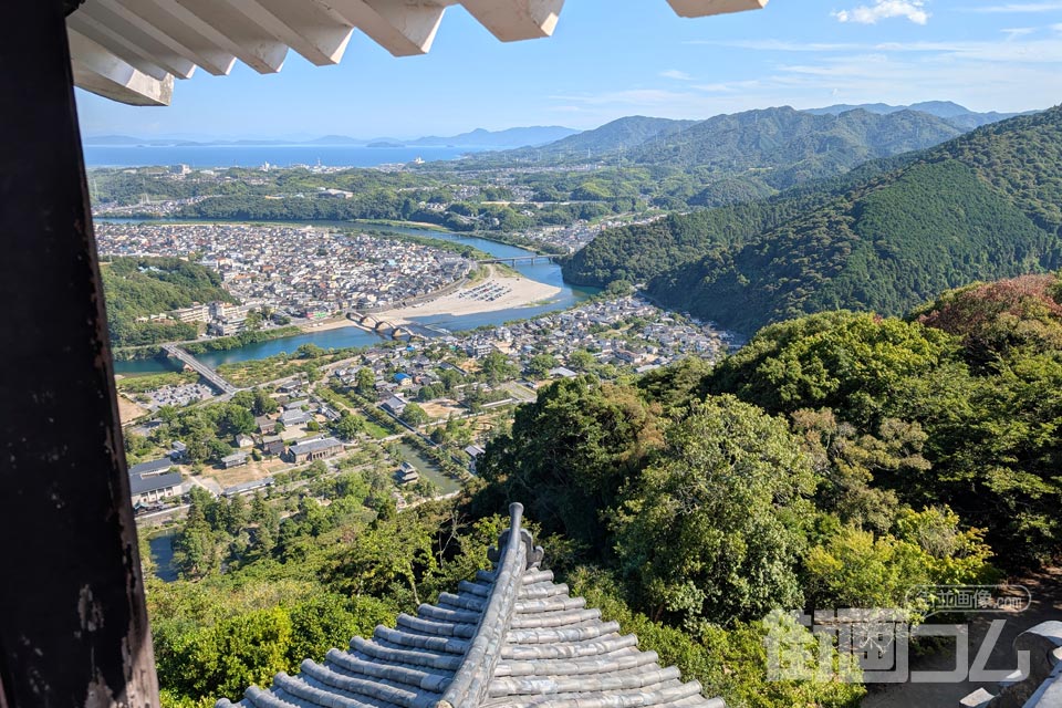 岩国城天守の屋根越しに広がる錦川と町並み