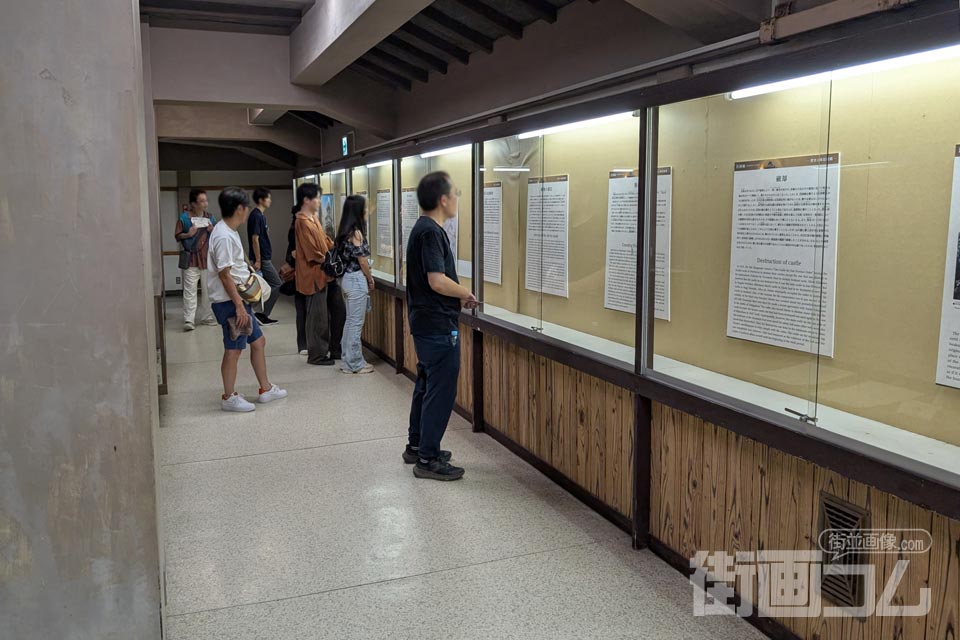 岩国城の歴史を紹介する天守内のパネル展示