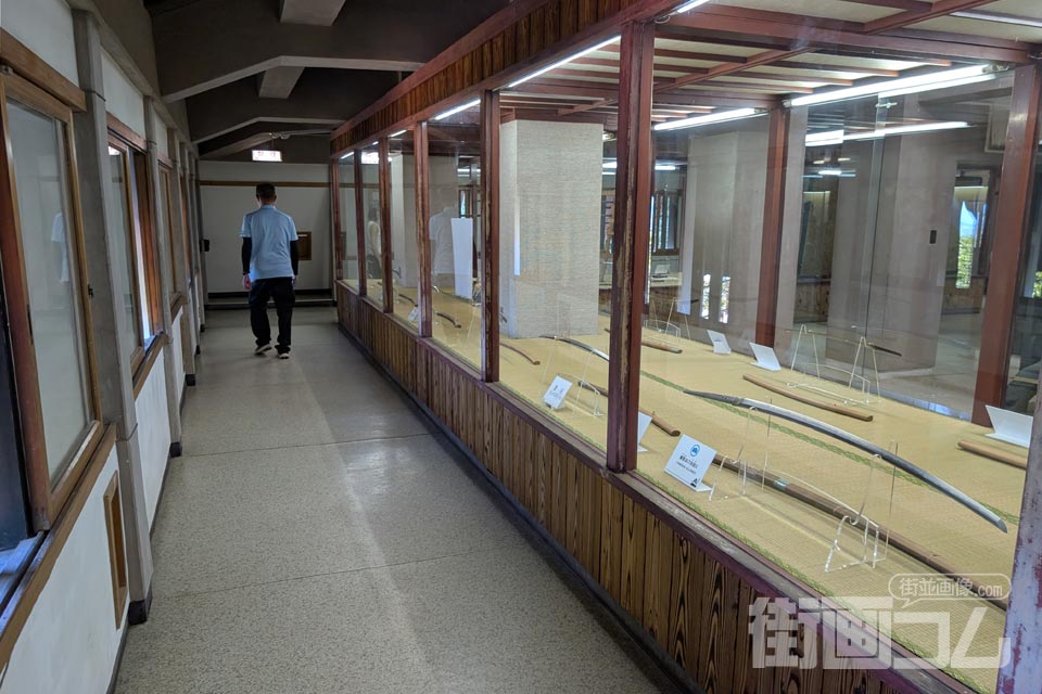 岩国城天守内の刀剣が並ぶ展示ケース