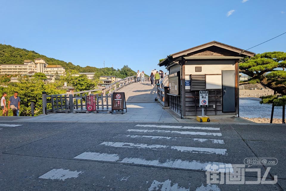 錦帯橋の横山側の料金所と飲食・喫煙禁止の看板