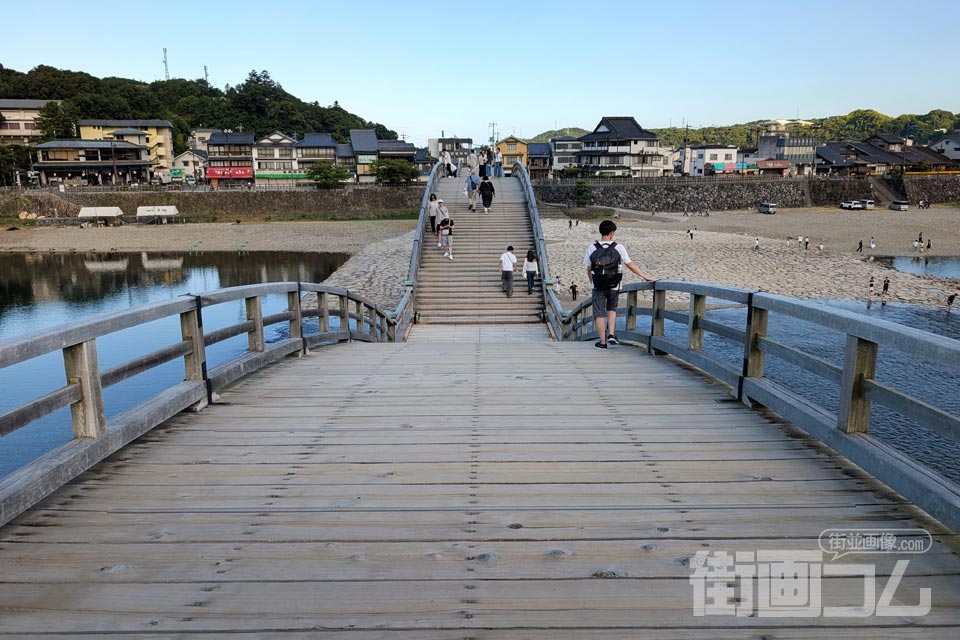 錦帯橋を横山側から岩国側へ渡る