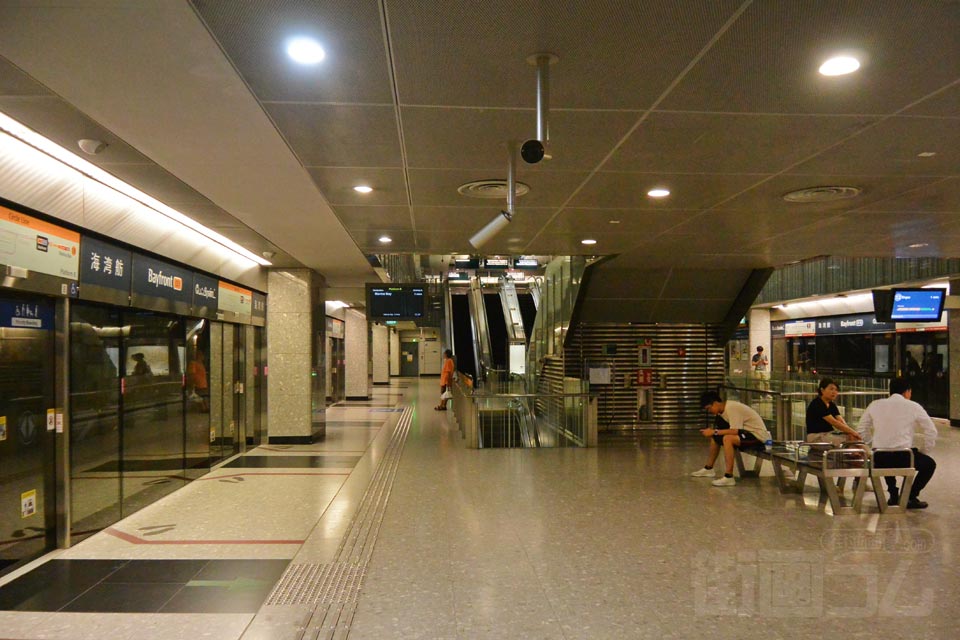 SMRTベイフロント駅ホーム（SMRT_Circle_Line）