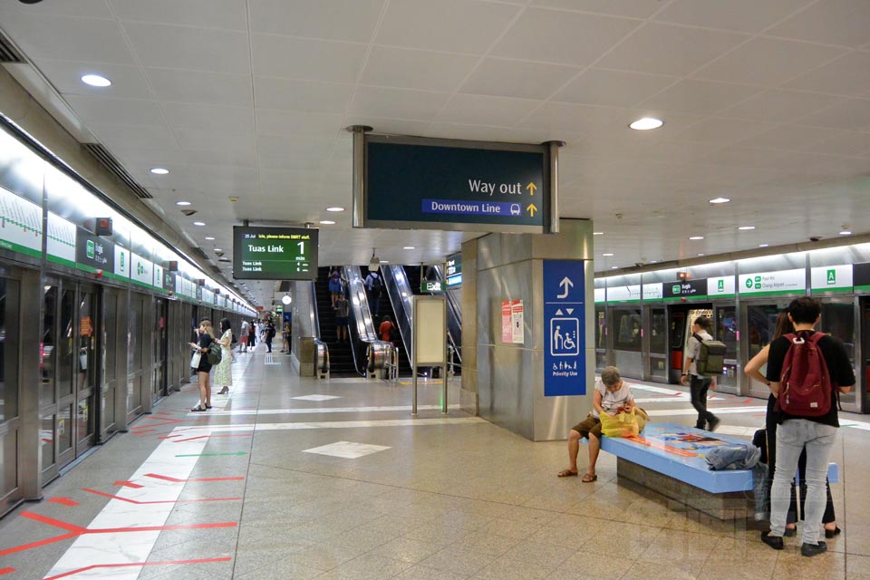 SMRTブギス駅ホーム（SMRT_East_West_Line）