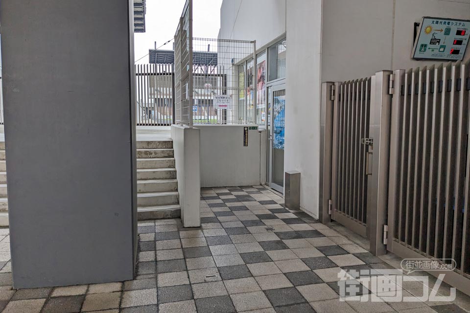 ミクニワールドスタジアム北九州の事務所入口