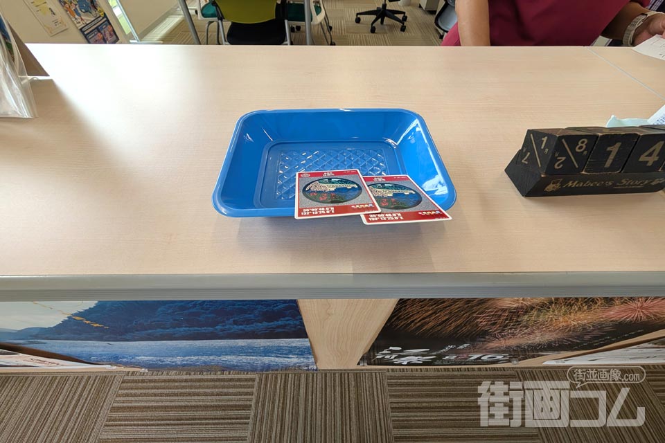 益田市観光協会の受付カウンター