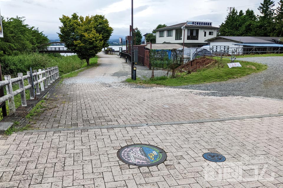 山梨県富士河口湖町A001マンホール蓋の設置場所