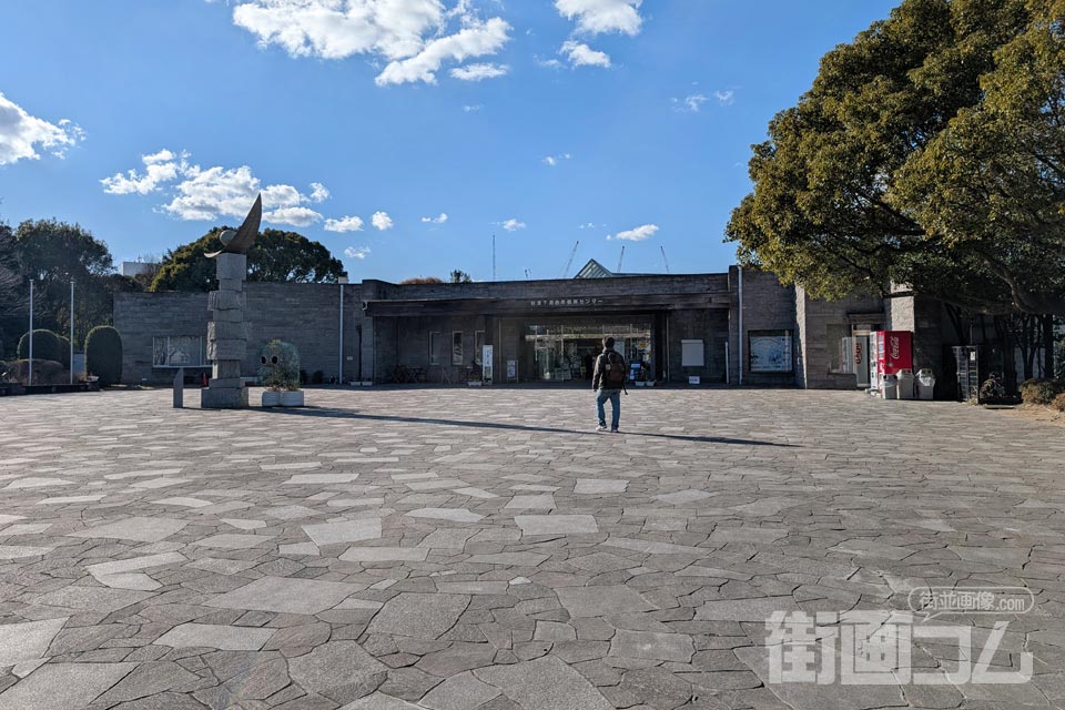 谷津干潟公園の正面入口から谷津干潟自然観察センター