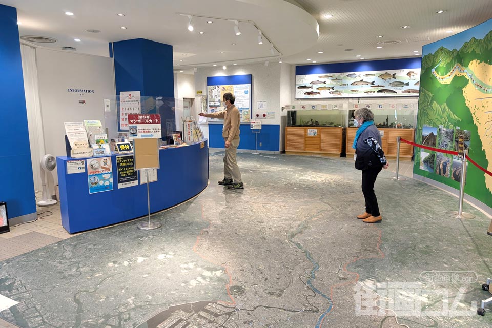 インフォメーション受付カウンター