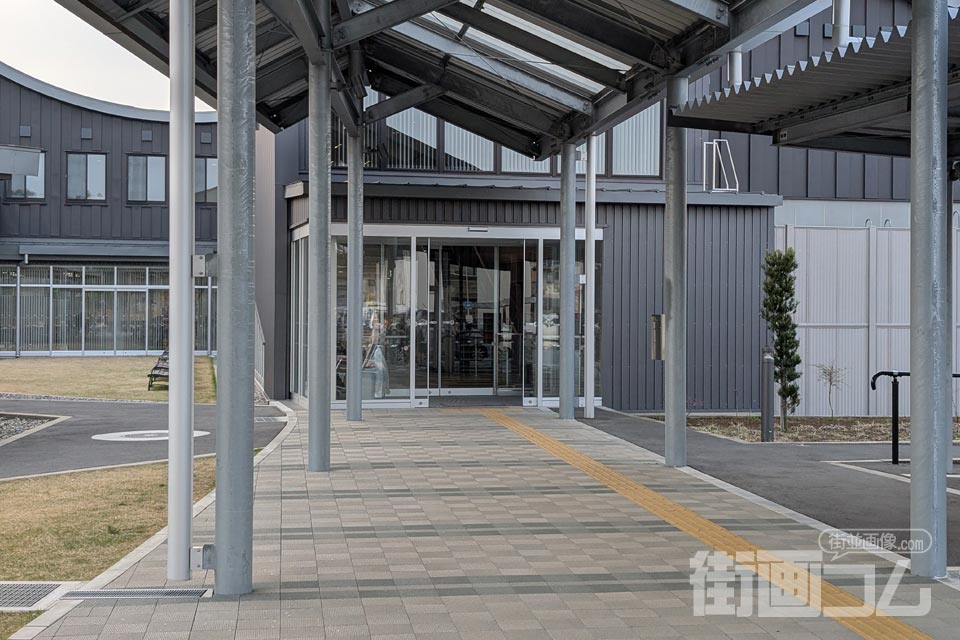 長生村交流センターの正面入口