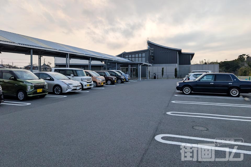 長生村交流センターの無料駐車場